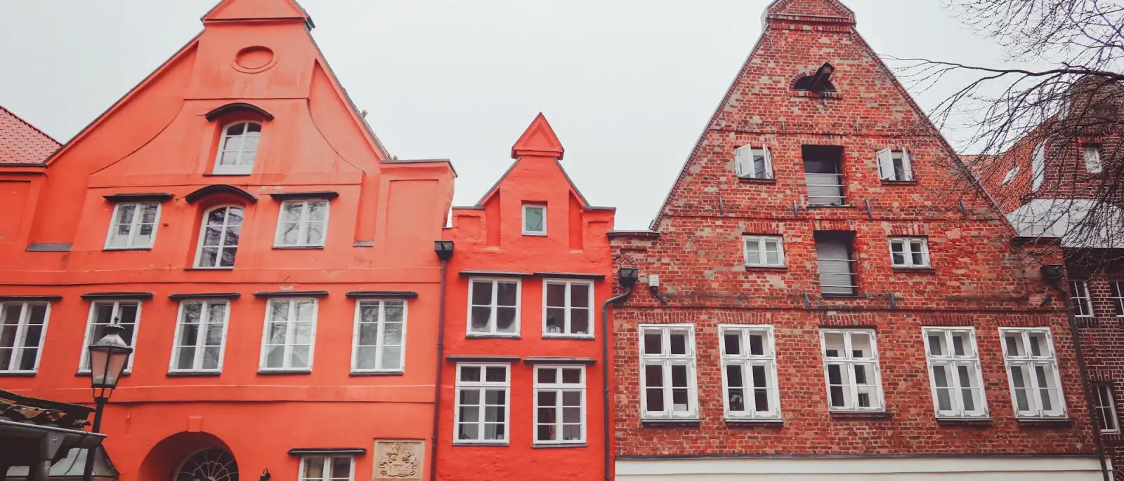 Giebelhäuser aus rotem Backstein in der Altstadt von Lüneburg