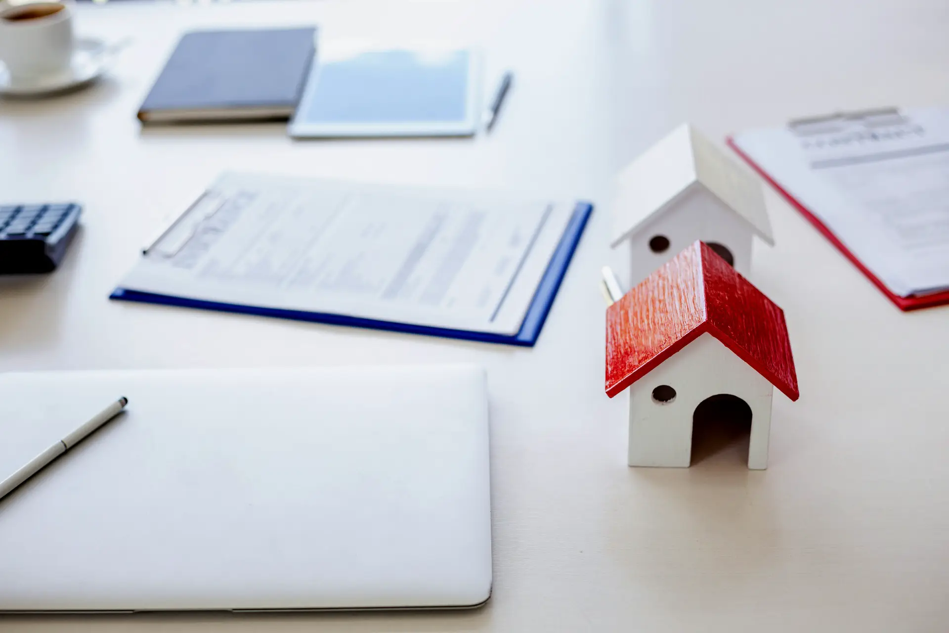Immobilienbewertung Stillleben mit Dokumenten und Hausmodell