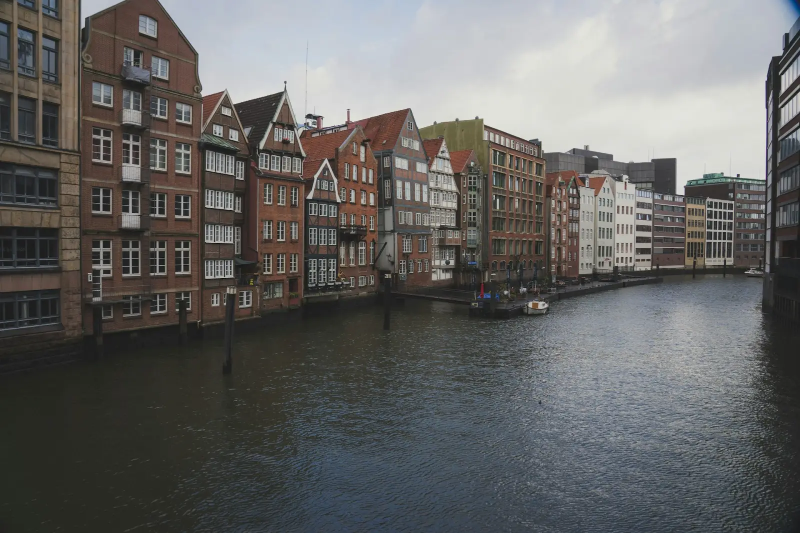 Boot auf einem Fleet zwischen hohen Backsteinhäusern