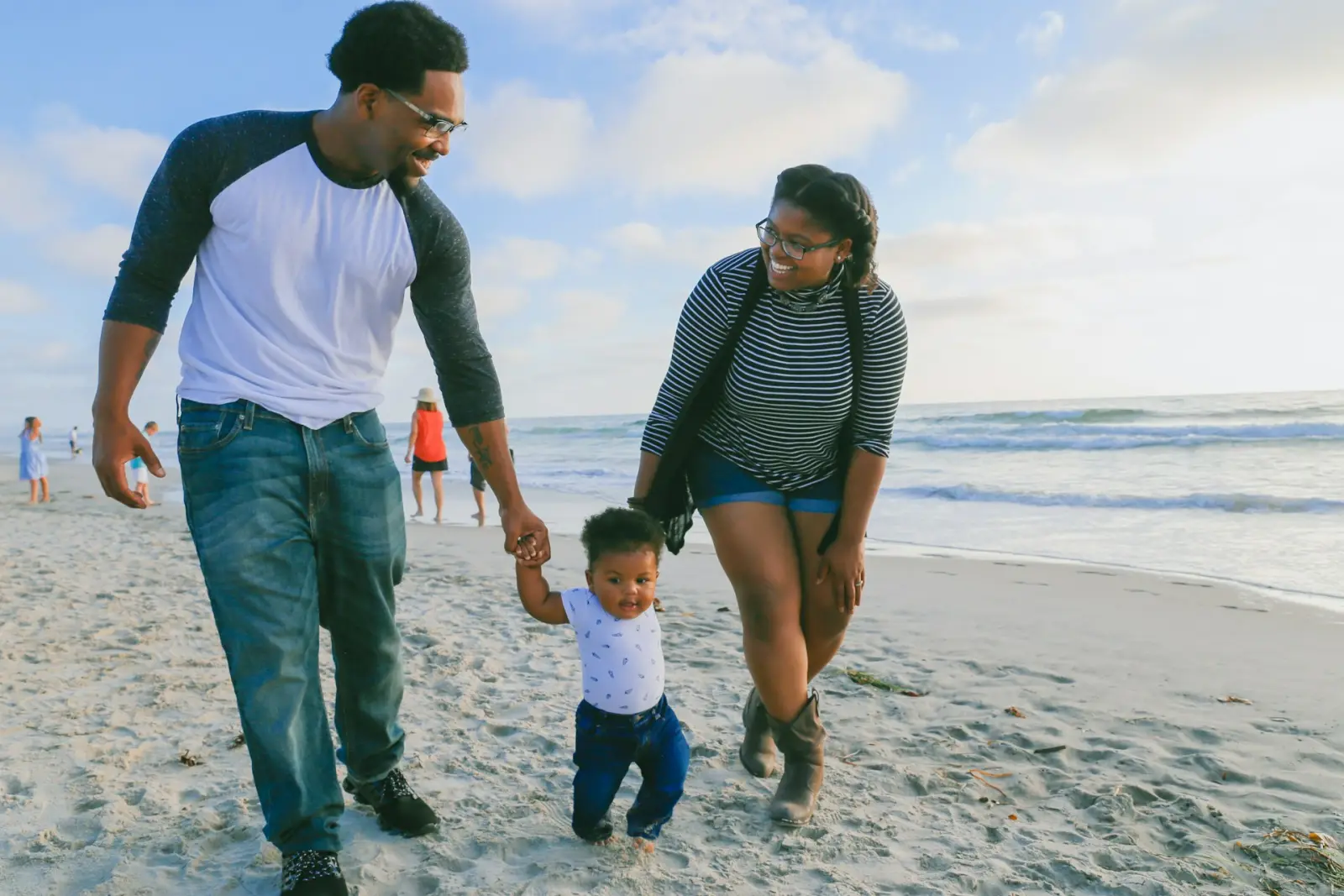 Vater mit Kind am Strand