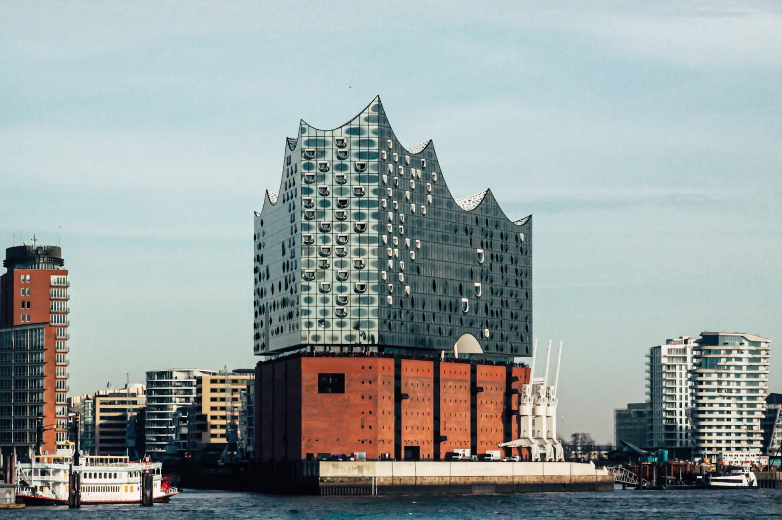 Elbphilharmonie und Backsteinbauten am Hamburger Hafen bei Tageslicht